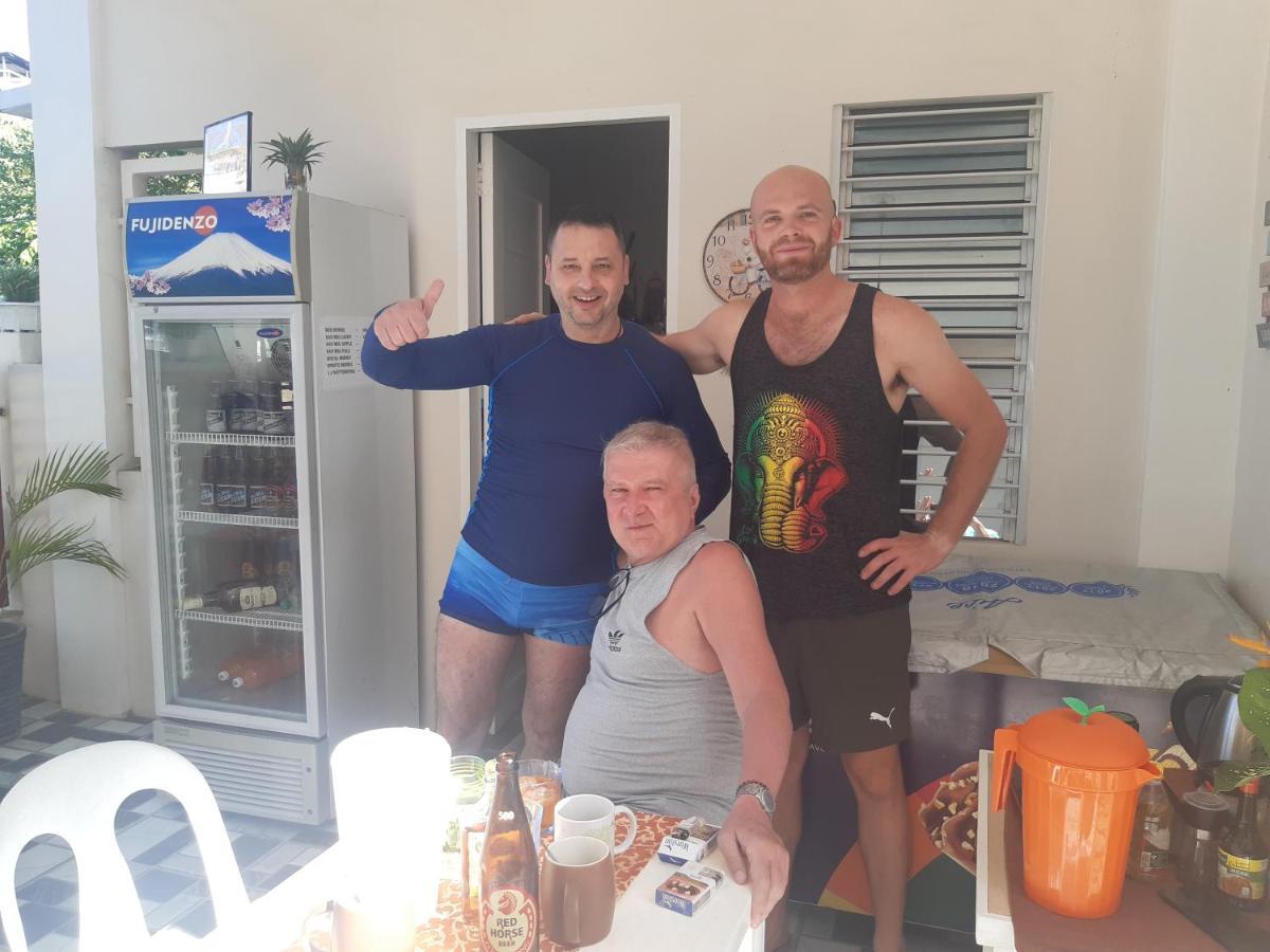 פוארטו גאלרה Sandstorm Lodge And Cafe מראה חיצוני תמונה
