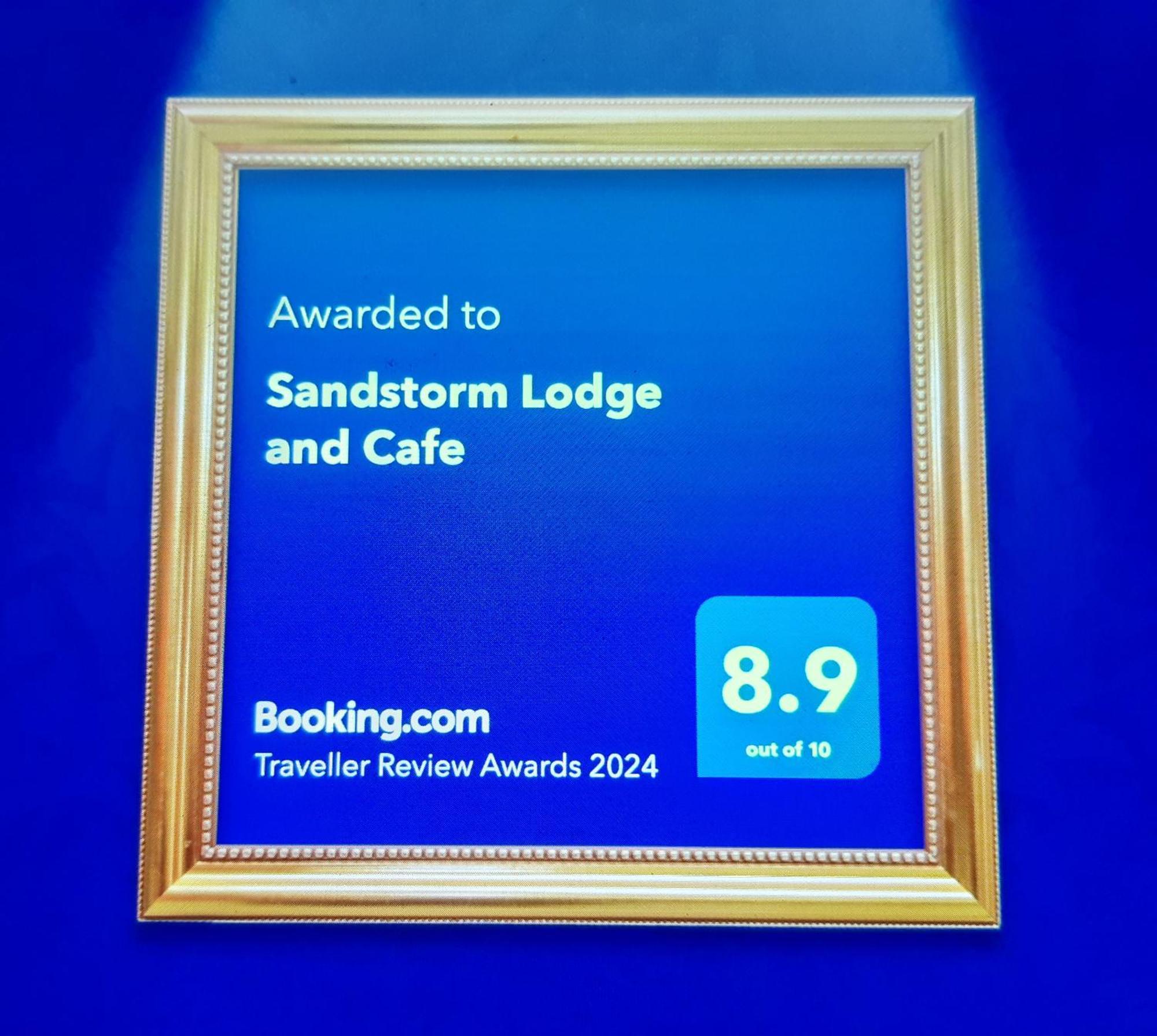 פוארטו גאלרה Sandstorm Lodge And Cafe מראה חיצוני תמונה