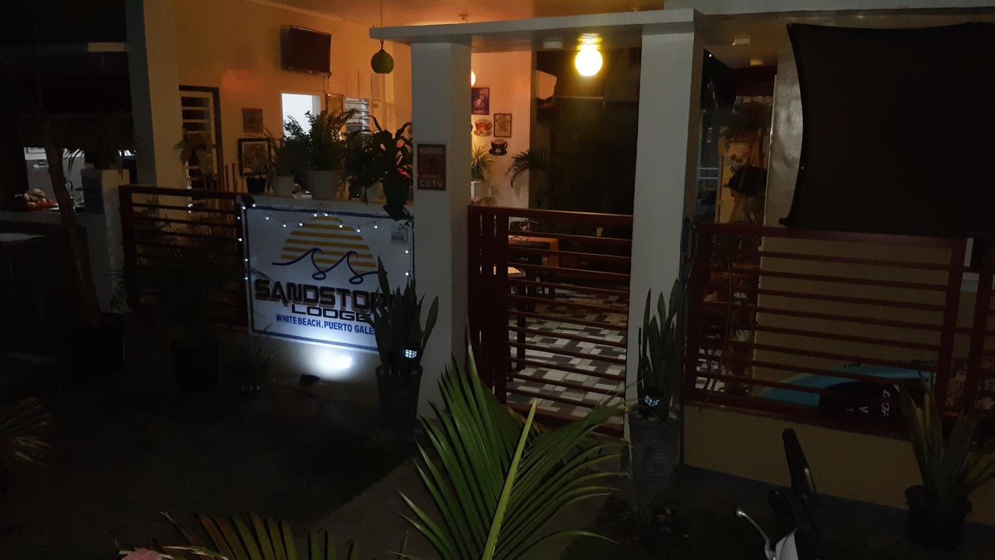 פוארטו גאלרה Sandstorm Lodge And Cafe מראה חיצוני תמונה