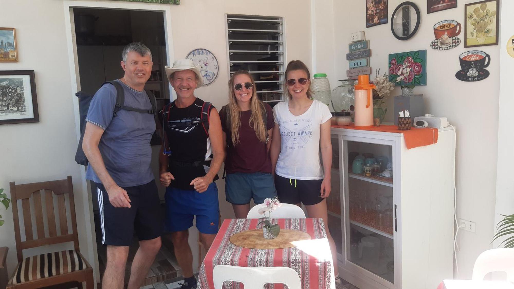 פוארטו גאלרה Sandstorm Lodge And Cafe מראה חיצוני תמונה