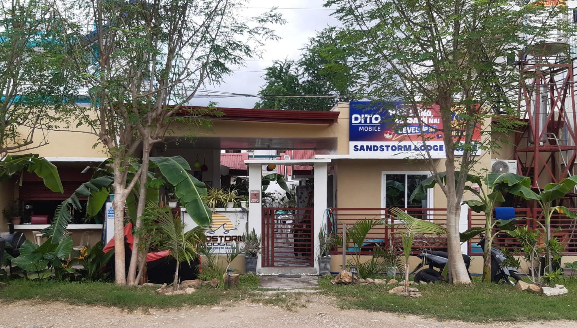 פוארטו גאלרה Sandstorm Lodge And Cafe מראה חיצוני תמונה