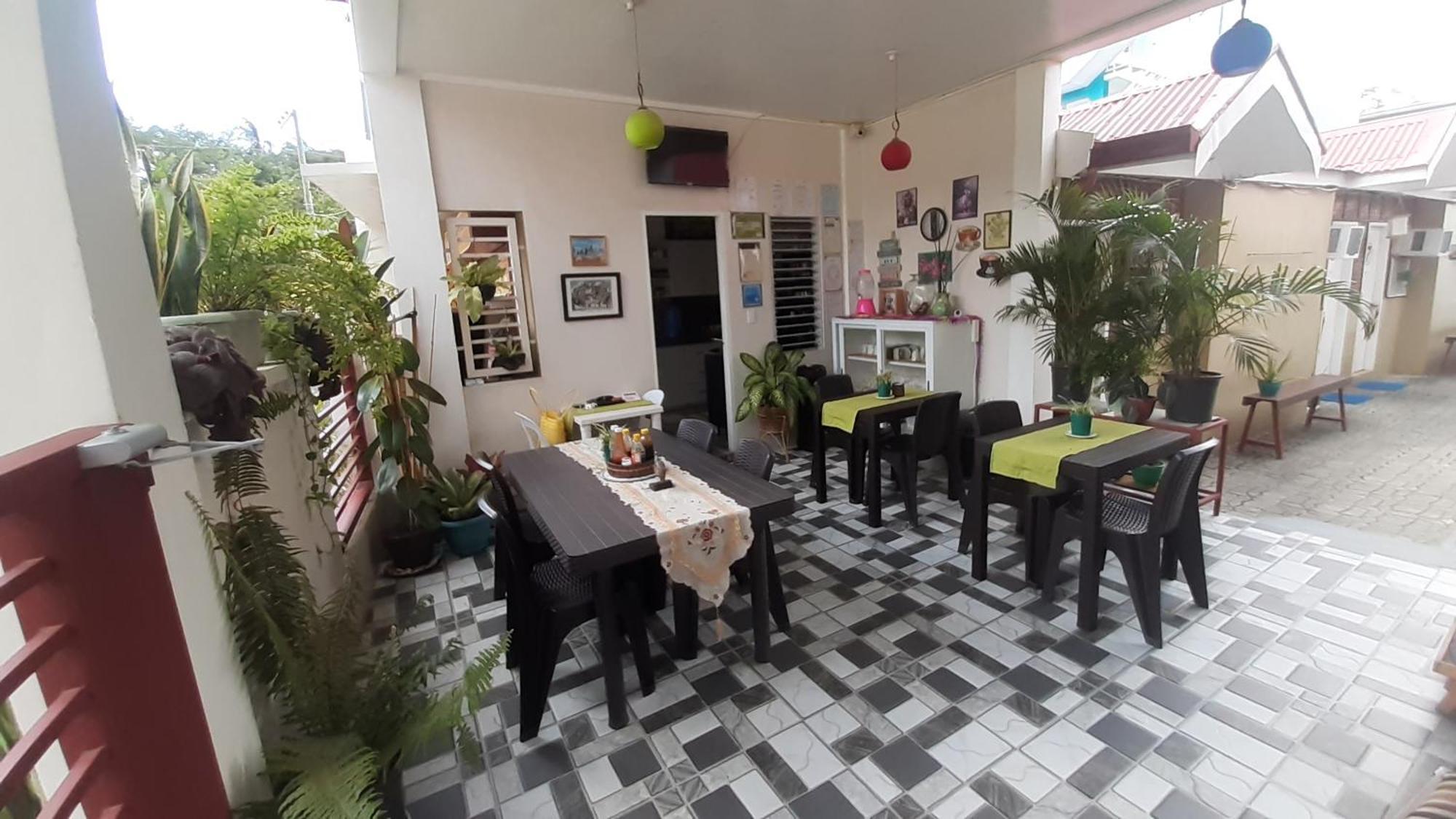 פוארטו גאלרה Sandstorm Lodge And Cafe מראה חיצוני תמונה